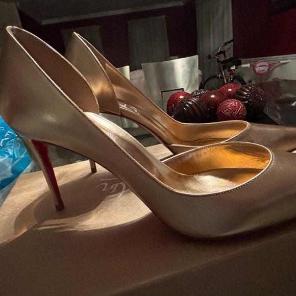 NWT authentic CL pumps - color is like a rose gold - Picture 2 of 4